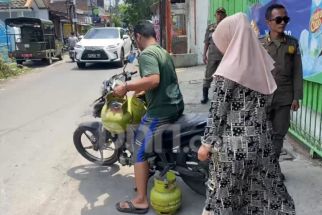 Pengecer Dilarang Jual Elpiji 3 Kg, Masyarakat Antre Beli di Pangkalan Gas Surabaya - JPNN.com Jatim