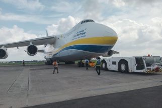 Melihat Pesawat Kargo Terbesar di Dunia Mendarat di Bandara Juanda - JPNN.com Jatim