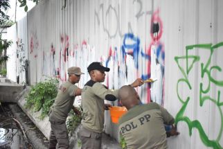 Satpol PP Surabaya Cat Ulang Bersihkan Vandalisme Adili Jokowi di 24 Titik - JPNN.com Jatim