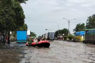 Sinergi TNI-Polri: Gunakan Perahu Karet Evakuasi Pasien di Banjir Semarang - JPNN.com Jateng