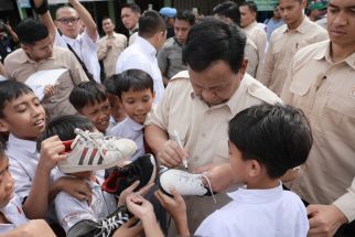 Momen Kocak Presiden Prabowo Menandatangani Sepatu Siswa di Sela Kunjungannya ke Kota Bogor - JPNN.com Jabar