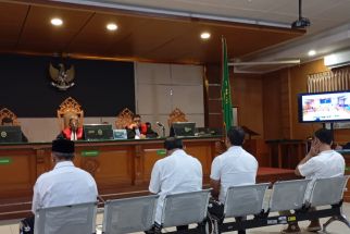 Ema Sumarna Menjalani Sidang Perdana Dugaan Korupsi Pemkot Bandung - JPNN.com Jabar