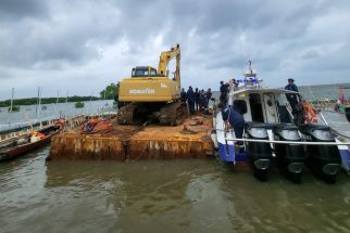 DKP Jabar Awasi Pembokaran Pagar Laut Mandiri oleh PT TRPN di Bekasi - JPNN.com Jabar