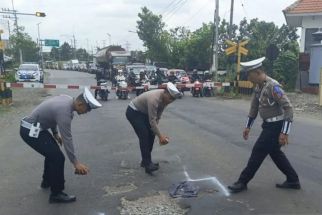 Cegah Kecelakaan Lalu Lintas, Polres Mojokerto Tandai Jalan Berlubang - JPNN.com Jatim