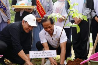 Datang ke Bogor, Menteri Hanif Faizol Tinjau Pengelolaan Sampah dan Tanam Pohon di SMAN 1 Sukaraja - JPNN.com Jabar