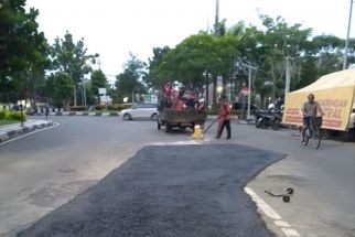 Jalan Berlubang Akibat Banjir di Semarang Mulai Diperbaiki - JPNN.com Jateng