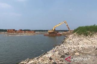 Sempat Terhenti Sehari, Pembongkaran Pagar laut Paljaya Bekasi Kembali Dilanjutkan - JPNN.com Jabar