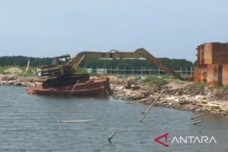 Pembongkaran Pagar Laut di Perairan Paljaya Bekasi Dihentikan Sementara - JPNN.com Jabar