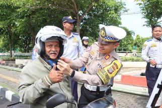 Tak Cuma Menilang, Polisi di Bantul Bagikan Helm Gratis  - JPNN.com Jogja