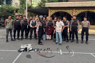 Polisi Tangkap 3 Anggota Gangster di Surabaya, Temukan Senjata Tajam & Sabu-Sabu - JPNN.com Jatim