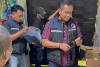 Polisi Gerebek Penjual Miras Ilegal Berkedok Toko Sembako di Gresik - JPNN.com Jatim