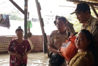 30 Rumah di Karang Pilang Terendam Banjir Akibat Luapan Air Sungai - JPNN.com Jatim