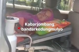 Viral Nenek Terbaring di Ambulans Demi Pupuk Subsidi, Petani Keluhkan Aturan Rumit - JPNN.com Jatim