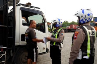 Langgar Jam Operasional, 11 Pengemudi Truk di Gresik Ditilang Polisi - JPNN.com Jatim