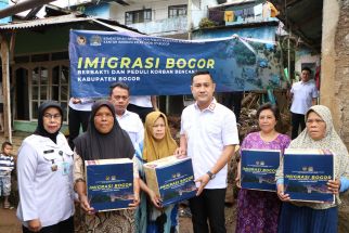 Imigrasi Kelas I Non TPI Bogor Salurkan Bantuan untuk Korban Bencana Banjir Bandang - JPNN.com Jabar