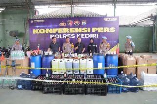 Polisi Bongkar Produksi Miras Oplosan di Kediri, 4 Pelaku Ditangkap - JPNN.com Jatim