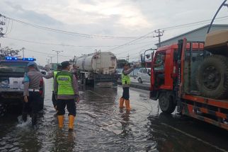 Aksi Polisi di Demak, Berbagi Takjil di Jalan Pantura Terdampak Rob - JPNN.com Jateng