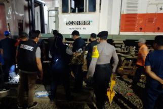 Pergi Tarawih, Petugas KAI Tertabrak Kereta Sebrangi Rel di Stasiun Surabaya Kota - JPNN.com Jatim