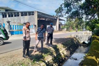 Bersih-Bersih Rumput, Warga Kediri Digegerkan Penemuan Bayi Tewas di Selokan - JPNN.com Jatim