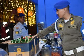 Satpol PP Surabaya Sita 76 Botol Miras yang Dijual Saat Ramadan    - JPNN.com Jatim