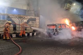 Mobil Rental Ludes Terbakar di Pucang Surabaya, Hanya Sisa Kerangka - JPNN.com Jatim