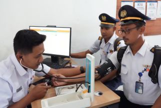 Jamin Keselamatan, KAI Daop 8 Surabaya Lakukan Asesmen Harian pada Awak Kereta - JPNN.com Jatim