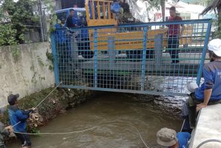 Cegah Penumpukan Sampah, PUPR Depok Pasang Jaring Besi di Kali Cabang Barat - JPNN.com Jabar