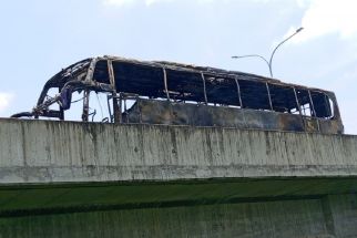 Detik-detik Bus PO Haryanto Dilalap Api di Tol Semarang-Batang, Apa Penyebabnya? - JPNN.com Jateng