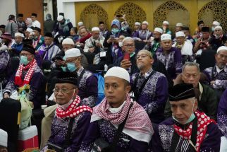 Pesan Mendalam Aep Syaepuloh untuk 2.086 Calhaj Karawang - JPNN.com Jabar