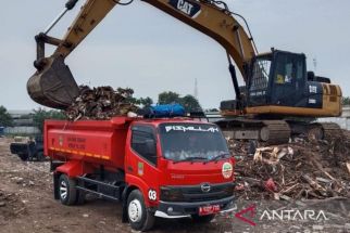 DLH Kabupaten Bekasi Angkut 150 Ton Limbah Bangunan Liar di Sepanjang Kali Cikarang - JPNN.com Jabar