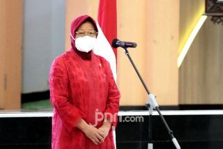 Dini Hari Bu Risma Temui Warga Lumajang Terdampak Gempa, Bakal Lapor Pak Jokowi - JPNN.com Jatim