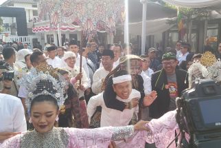 Datang ke KPU, Dedi Mulyadi dan Erwan Setiawan Disambut Tarian Jaipong - JPNN.com Jabar