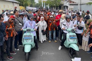 Khofifah-Emil Kompak Naik Motor Listrik Daftar ke KPU Jatim, Dukung Energi Hijau - JPNN.com Jatim