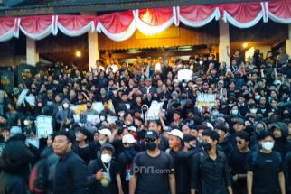 Demo Jilid 3 di Solo, Massa Bakar Ban & Duduki Kantor DPRD - JPNN.com Jateng