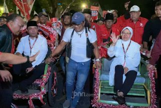 Risma-Gus Hans Daftar ke KPU Jatim Naik Becak, Diiringi Kirab Budaya - JPNN.com Jatim