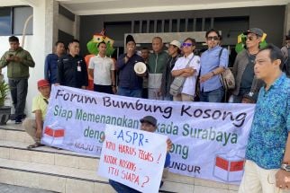 Masyarakat Geruduk Kantor KPU Surabaya Pertanyakan Payung Hukum Kotak Kosong Pilkada - JPNN.com Jatim