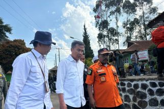 Tinjau Lokasi Gempa Bumi di Bandung, Bey Machmudin Ingatkan Petugas Harus Sigap Bantu warga - JPNN.com Jabar