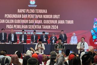 Pendukung Tiga Paslon Pilgub Jatim Saling Sahut Yel-Yel Sebelum Ambil Nomor Urut - JPNN.com Jatim