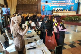 ASN Sukoharjo Ini Hadir Sebagai Batman di Wisuda Sang Istri - JPNN.com Jateng