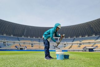 Kementerian PUPR Benahi Rumput dan Pencahayaan di Stadion GBLA - JPNN.com Jabar