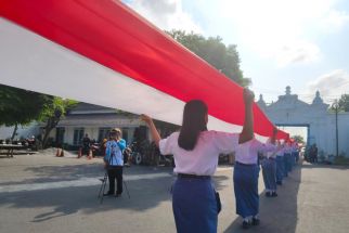 Hari Sumpah Pemuda, Keraton Surakarta Bentangkan Bendera Merah Putih 100 Meter - JPNN.com Jateng