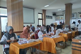 Libatkan 100 Tenaga, KPU Mulai Sortir & Lipat Surat Suara - JPNN.com Jateng