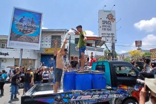 Puluhan Peternak & Pengepul Susu Sapi di Boyolali Buang 50 Ribu Liter Susu - JPNN.com Jateng