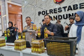 Polisi Bongkar Praktik Pemalsuan Minyakita di Pasar Kota Bandung! - JPNN.com Jabar