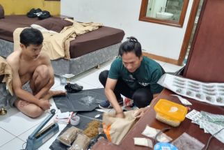 Detik-detik Kombes Budi Sartono Gerebek Rumah Produksi Tembakau Gorilla di Bandung - JPNN.com Jabar