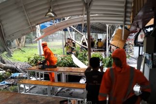 Jumat Sore Hujan Deras di Solo, Shelter Manahan Tertimpa Pohon Tumbang - JPNN.com Jateng