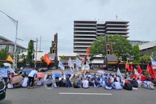 UMSP 2025 Tak Kunjung Ditetapkan, Buruh Geruduk Kantor Gubernur Jateng - JPNN.com Jateng