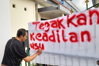 Kejari Sleman jadi Sasaran Demo, Dituntut Mengungkap Dalang Korupsi Dana Hibah - JPNN.com Jogja