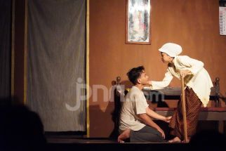 Panggung Teater Beta Pulangkan Emak: Kisah Pedih Keluarga Kecil di Tengah Jerat Ekonomi - JPNN.com Jateng