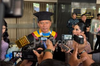 Terharu di Wisuda, AHY Berkaca-Kaca Ingat Sang Ibunda - JPNN.com Jatim